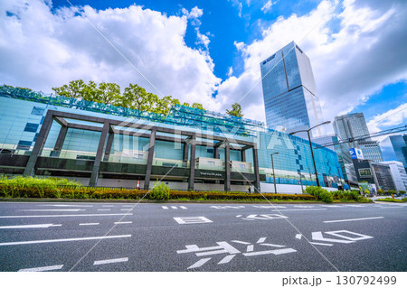 日本の東京都市景観　赤坂見附駅前。東急不動産赤坂ビル解体・建替計画既存建物解体工事などを望む 130792499