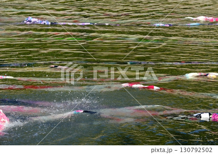 夏の鴨川の京友禅流し 夏の鴨川の京友禅流し 130792502