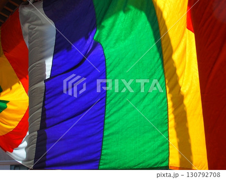 寺の本堂に掛かる祭礼の五色幕 130792708