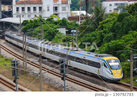 イポー駅を発車するマレーシア鉄道class93型 130792783