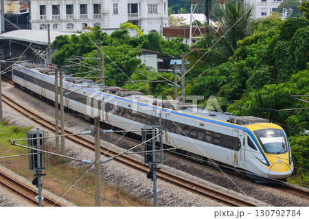 イポー駅を発車するマレーシア鉄道class93型 130792784