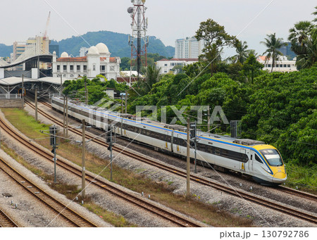 イポー駅を発車するマレーシア鉄道class93型 イポー駅を発車するマレーシア鉄道class93型 130792786