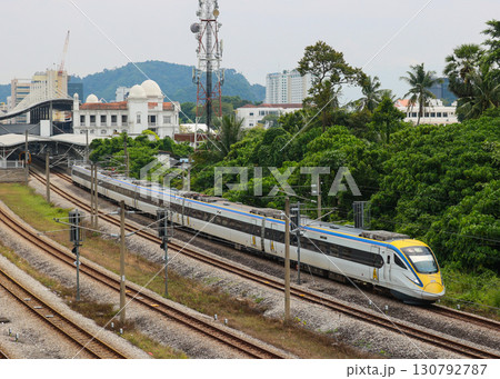イポー駅を発車するマレーシア鉄道class93型 イポー駅を発車するマレーシア鉄道class93型 130792787