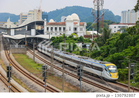 イポー駅を発車するマレーシア鉄道class93型 イポー駅を発車するマレーシア鉄道class93型 130792807