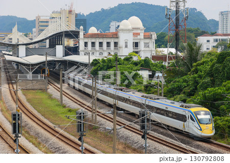 イポー駅を発車するマレーシア鉄道class93型 イポー駅を発車するマレーシア鉄道class93型 130792808