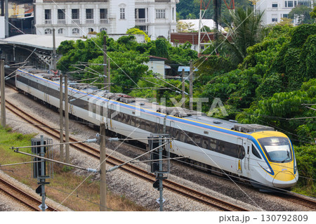 イポー駅を発車するマレーシア鉄道class93型 イポー駅を発車するマレーシア鉄道class93型 130792809