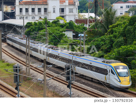 イポー駅を発車するマレーシア鉄道class93型 イポー駅を発車するマレーシア鉄道class93型 130792810