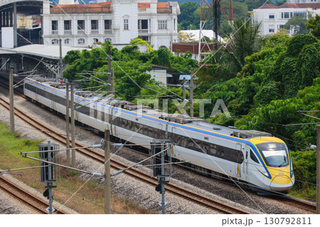 イポー駅を発車するマレーシア鉄道class93型 130792811