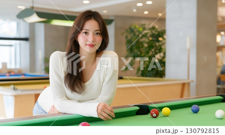 ビリヤード台からこちらを見つめる女性 130792815