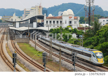 イポー駅を発車するマレーシア鉄道class93型 イポー駅を発車するマレーシア鉄道class93型 130792820