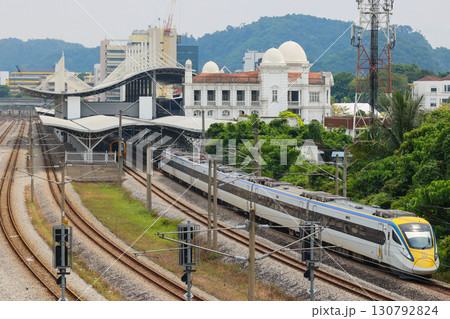 イポー駅を発車するマレーシア鉄道class93型 130792824