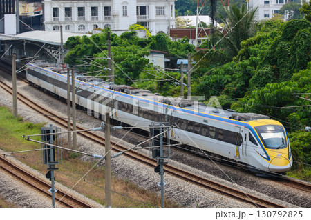 イポー駅を発車するマレーシア鉄道class93型 130792825