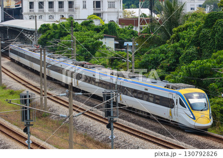 イポー駅を発車するマレーシア鉄道class93型 130792826