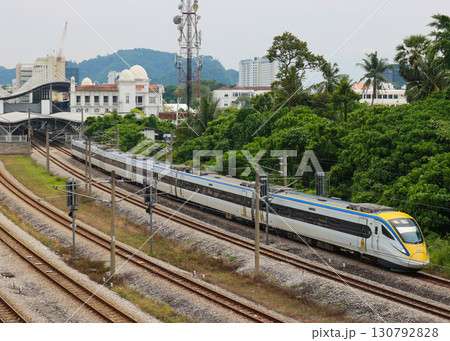 イポー駅を発車するマレーシア鉄道class93型 イポー駅を発車するマレーシア鉄道class93型 130792828