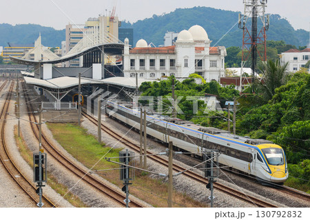 イポー駅を発車するマレーシア鉄道class93型 イポー駅を発車するマレーシア鉄道class93型 130792832