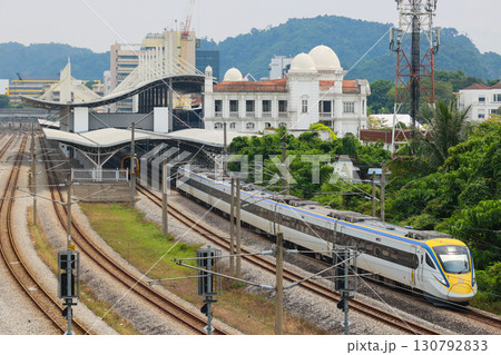 イポー駅を発車するマレーシア鉄道class93型 130792833
