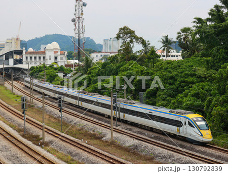 イポー駅を発車するマレーシア鉄道class93型 130792839