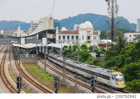 イポー駅を発車するマレーシア鉄道class93型 イポー駅を発車するマレーシア鉄道class93型 130792842