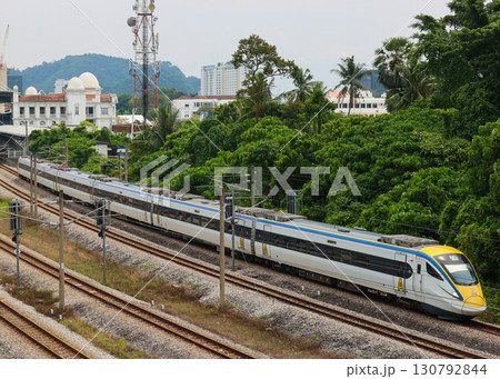 イポー駅を発車するマレーシア鉄道class93型 130792844