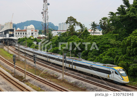 イポー駅を発車するマレーシア鉄道class93型 130792848