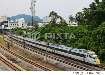 イポー駅を発車するマレーシア鉄道class93型 イポー駅を発車するマレーシア鉄道class93型 130792850