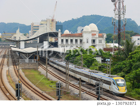 イポー駅を発車するマレーシア鉄道class93型 130792871
