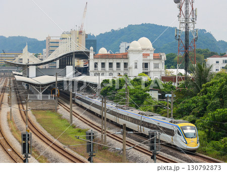 イポー駅を発車するマレーシア鉄道class93型 130792873