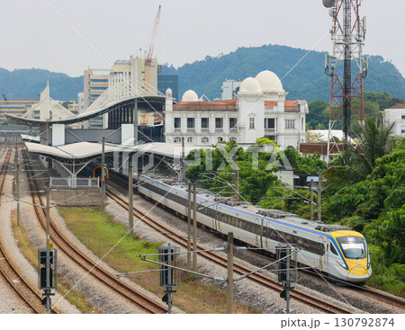 イポー駅を発車するマレーシア鉄道class93型 130792874