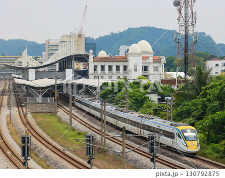 イポー駅を発車するマレーシア鉄道class93型 130792875
