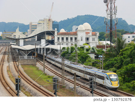 イポー駅を発車するマレーシア鉄道class93型 130792876