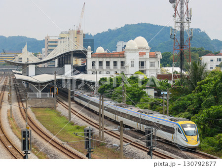 イポー駅を発車するマレーシア鉄道class93型 130792877