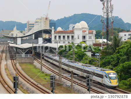 イポー駅を発車するマレーシア鉄道class93型 イポー駅を発車するマレーシア鉄道class93型 130792878