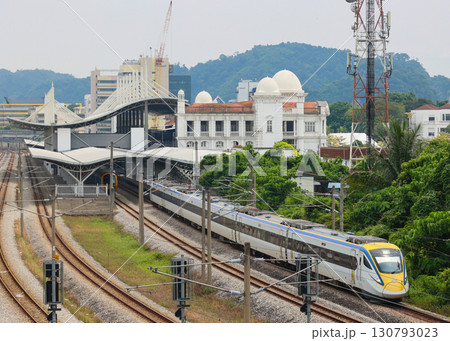 イポー駅を発車するマレーシア鉄道class93型 130793023