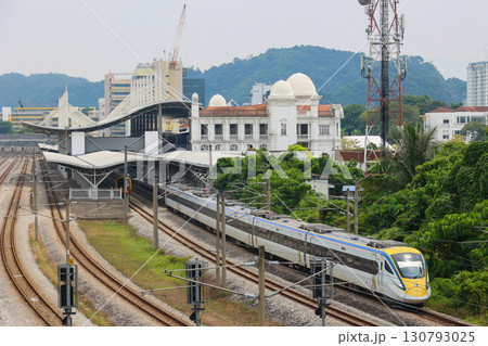 イポー駅を発車するマレーシア鉄道class93型 130793025