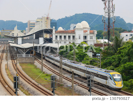 イポー駅を発車するマレーシア鉄道class93型 130793027