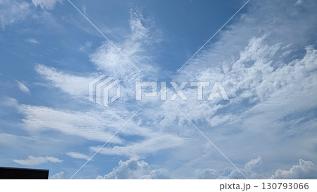 夏の青空と白い雲 夏の青空と白い雲 130793066
