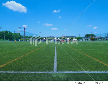 晴天のサッカーコート 130793149