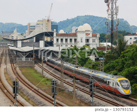 イポー駅を出発するマレーシア鉄道ETS class93 130793152