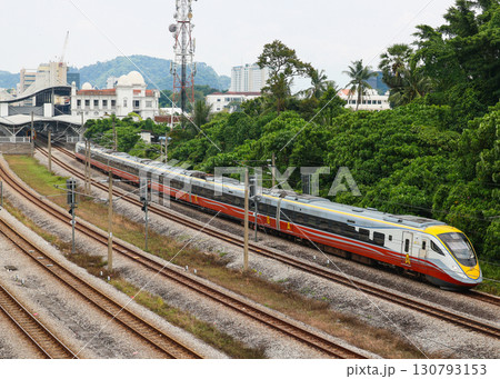 イポー駅を出発するマレーシア鉄道ETS class93 130793153