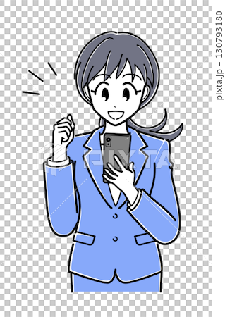身穿西裝、開心地握緊拳頭、看著智慧型手機的辦公室女士（上半身，簡單） 130793180
