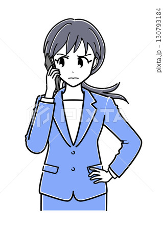 いぶかしげな表情でスマートフォンを耳にあてているスーツのOLさん（上半身・シンプル） 130793184