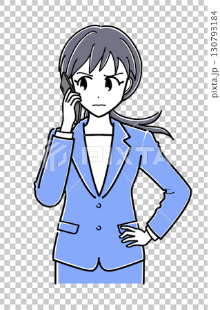 いぶかしげな表情でスマートフォンを耳にあてているスーツのOLさん（上半身・シンプル） 130793184