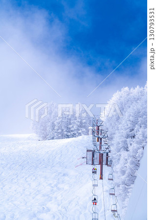 【霧氷素材】白と青の世界・霧氷と青空【長野県】 【霧氷素材】白と青の世界・霧氷と青空【長野県】 130793531