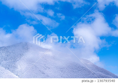 【霧氷素材】白と青の世界・霧氷と青空【長野県】 130793540