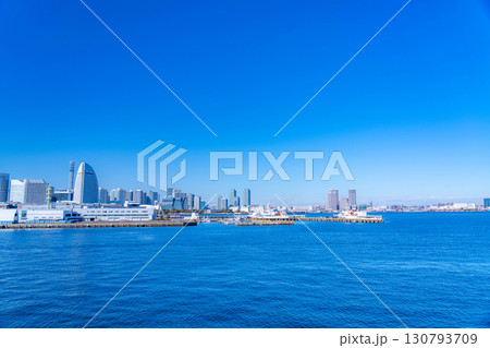 【都市風景】よく晴れた冬の日の横浜・大さん橋から見たみなとみらいの風景【神奈川県】 【都市風景】よく晴れた冬の日の横浜・大さん橋から見たみなとみらいの風景【神奈川県】 130793709