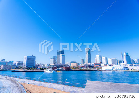 【都市風景】よく晴れた冬の日の横浜・大さん橋から見たみなとみらいの風景【神奈川県】 130793716