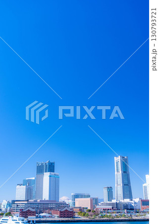 【都市風景】よく晴れた冬の日の横浜・大さん橋から見たみなとみらいの風景【神奈川県】 【都市風景】よく晴れた冬の日の横浜・大さん橋から見たみなとみらいの風景【神奈川県】 130793721