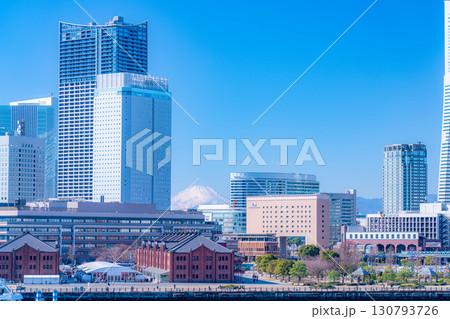 【都市風景】よく晴れた冬の日の横浜・大さん橋から見たみなとみらいの風景【神奈川県】 【都市風景】よく晴れた冬の日の横浜・大さん橋から見たみなとみらいの風景【神奈川県】 130793726