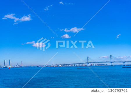 【湾岸風景】よく晴れた冬の日の横浜・大さん橋から見る横浜ベイブリッジ【神奈川県】 130793761