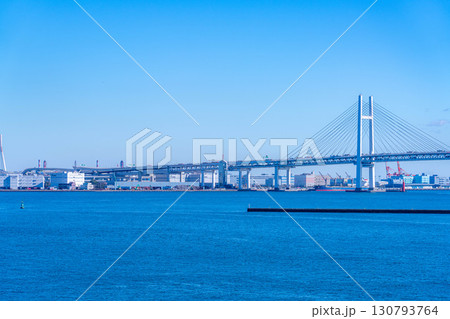 【湾岸風景】よく晴れた冬の日の横浜・大さん橋から見る横浜ベイブリッジ【神奈川県】 130793764